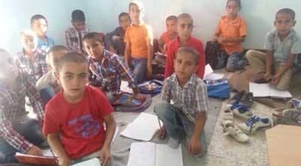 مدرسه روستایی در شهر فلاحیه فاقد نیمکت است