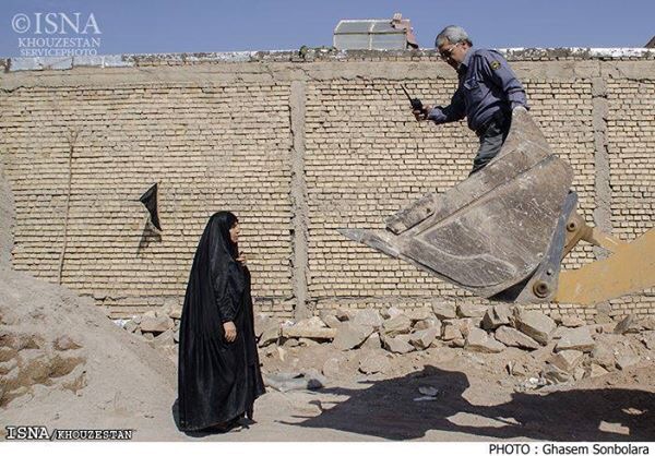 امراة احوازية تقف في وجه جرافات النظام الايراني لمنع تخريب بيتها