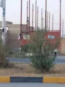 رفع العلم الأحوازي على أحد المباني في مدينة الفلاحية